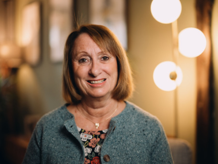 Suzy-Turnbull-Author-5-star-Hosting-Made-Simple