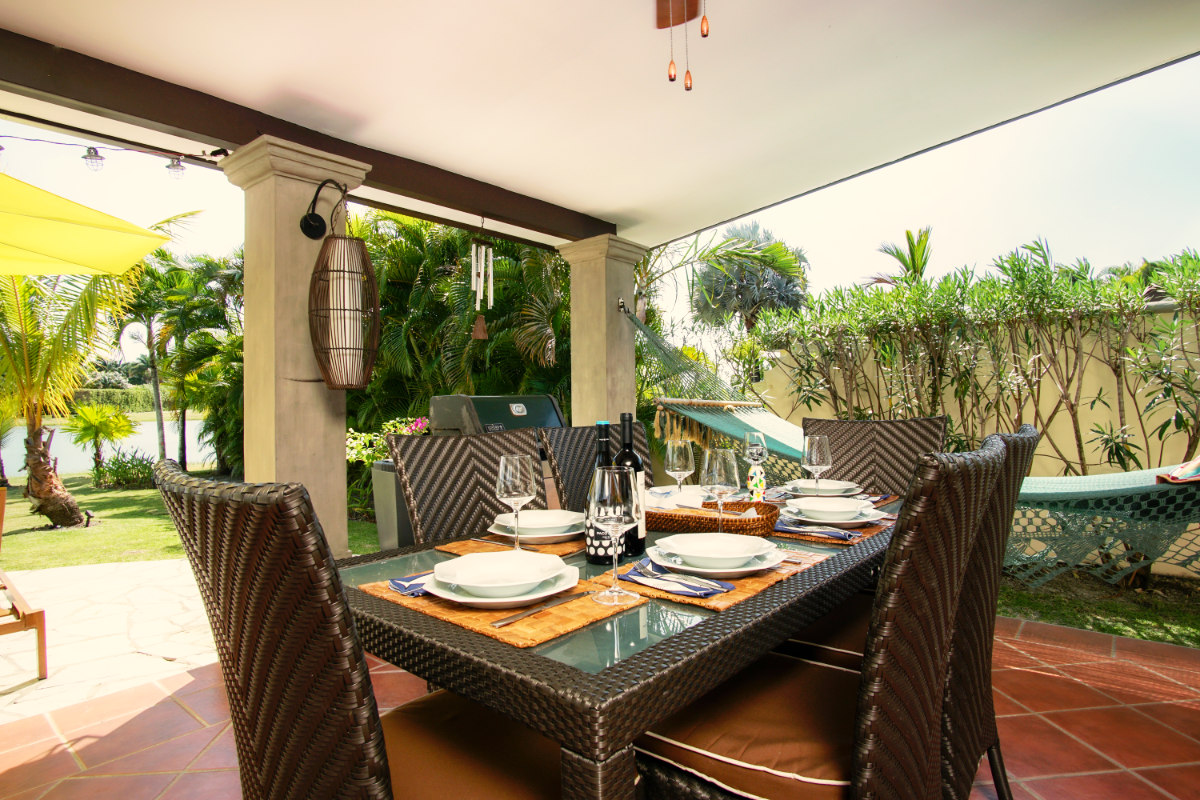 Outside dining at Villa Ibis Buenaventura 